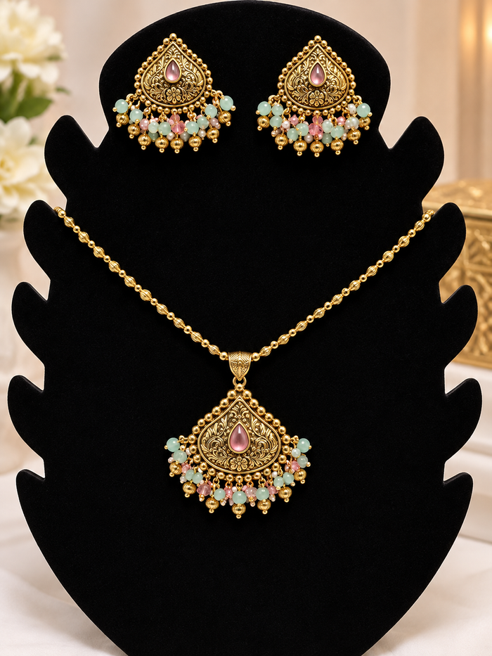 Antique gold Kundan choker set jewelry detail