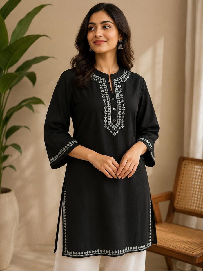 Black floral embroidered kurta – neckline and embroidery detail