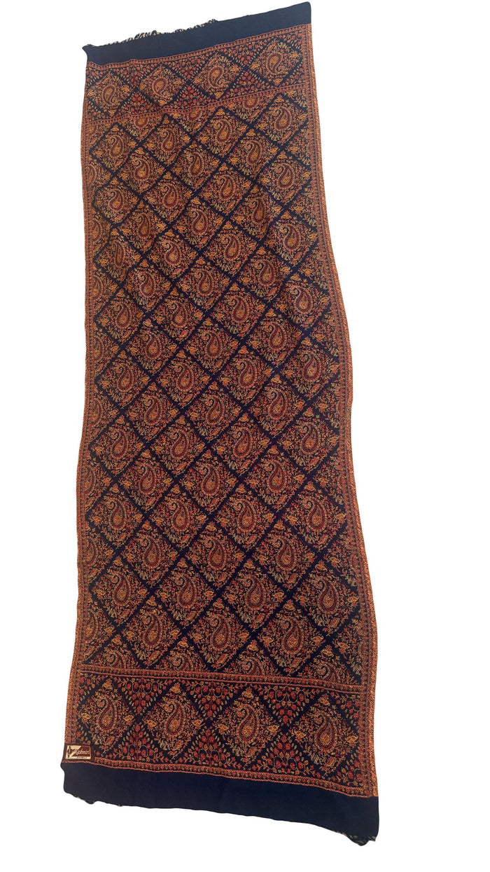 Handwoven winter scarf – black color option detail