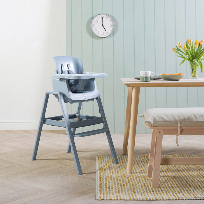 nova maison coast shown in a brightly light kitchen showing removable tray, safety harness and storage tray.